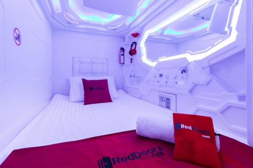 Reddoorz Hostel Capsule Inn Medan Medan Indonesia Harga Dari 5 Ulasan Planet Of Hotels