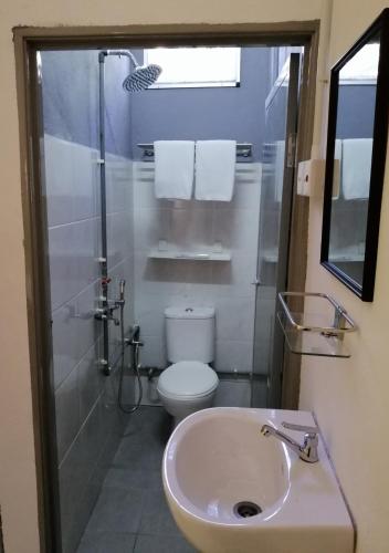 Bathroom, Teriang Village Inn in Kuala Teriang