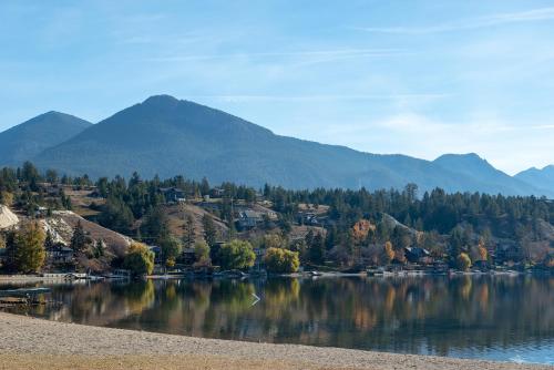Modern Cozy 2 Bed 2 Bath with Lake and Mountain Views Pool and Hot Tub in Invermere (BC)