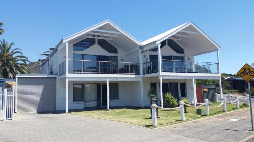 Port Elliot Beachcomber on Horseshoe Bay linen included spotless