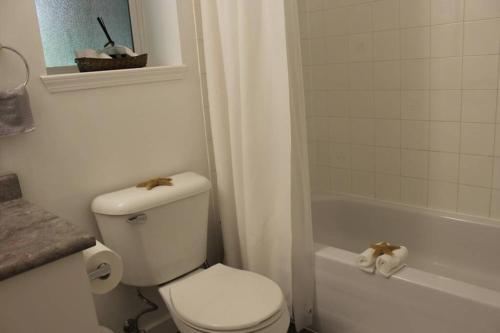 Bathroom, Memory Lane in Sooke (BC)