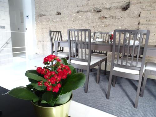 The Wall of the Alcázar Palace - image 14