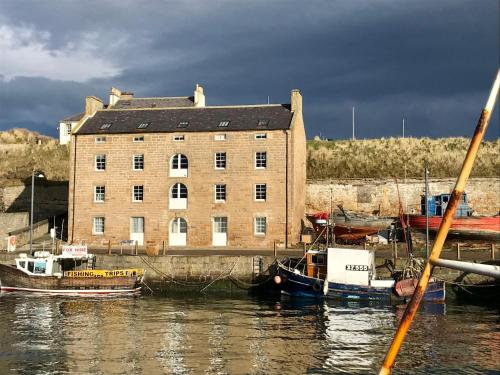 The Bessie - Luxury Apartment Sleeping Six Overlooking Harbour, , Highlands