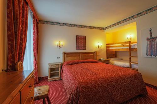 1 queen bed, 1 twin bed