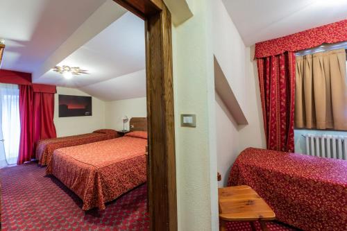 1 queen bed, 2 twin beds