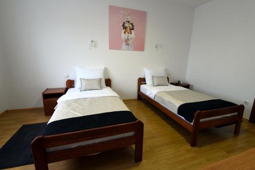 2 twin beds