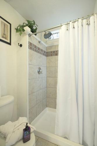 Lakehouse Bed and Breakfast - image 7