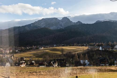 Apartment with Mountain View image 1
