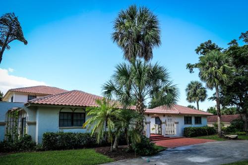 4 Acre Property & Mansion Sleeps 28 “The Hacienda” - image 8