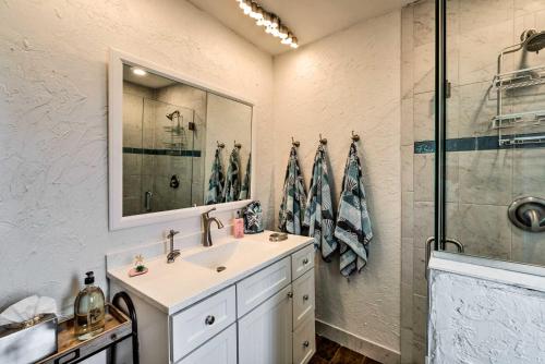Updated Home with Pvt Pool Less Than 10 Mins to Siesta Key - image 13