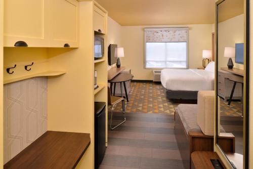1 king bed, 2 twin beds