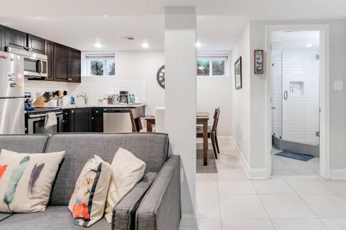 Homey Basement Flat in the Heart of Little Rome