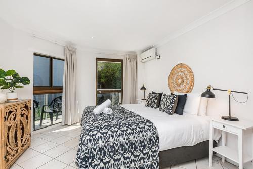 Bayview Beachfront Apartments Ideally located in the Town Center area, Bayview Beachfront Apartments promises a relaxing and wonderful visit. The property has everything you need for a comfortable stay. All the necessary facilitie