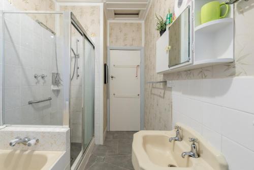 Bathroom, 1 Private Double room in Carramar 1 Minute Walk To Station - ROOM ONLY in Western Sydney