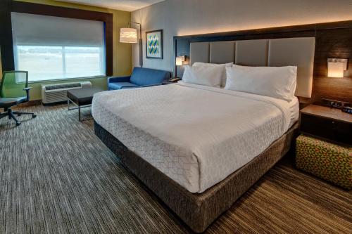 Holiday Inn Express Hotel & Suites Jackson Northeast an IHG Hotel - main image