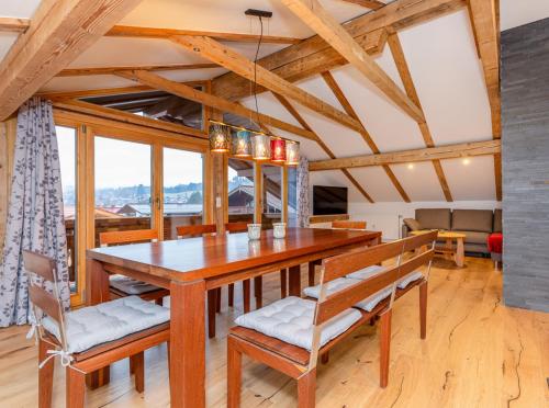 Apartment with Mountain View