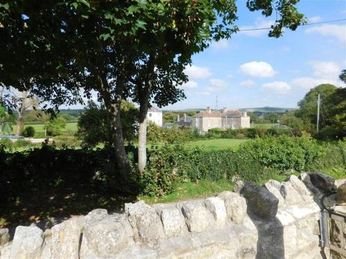 Follis Cottage in Nottington
