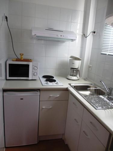 Appartement Pour 4 Personnes Face A La Plage De La Graviere- Residence San Michele - image 4