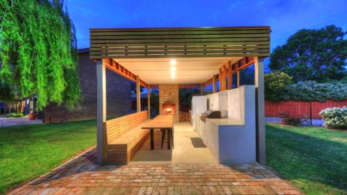 บริการและสิ่งอำนวยความสะดวก, โมเต็ล เมเนเรส (Motel Meneres) in โคโรว่า