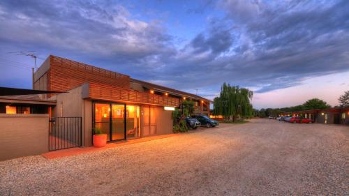 ทัศนียภาพภายนอกโรงแรม, โมเต็ล เมเนเรส (Motel Meneres) in โคโรว่า