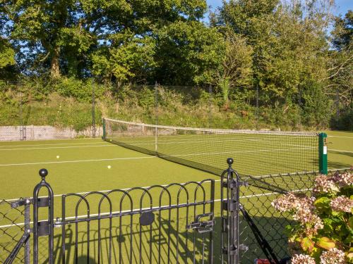Keepers Lodge Hillfield Village - image 5