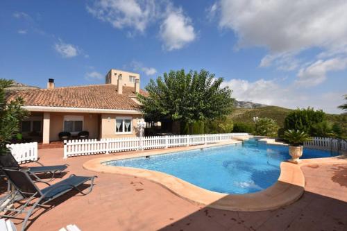 6 bedrooms, 16 beds