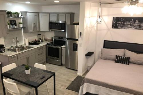 NEW 2 BEDROOM LUXURY APARTMENT -GREAT LOCATION -MODERN