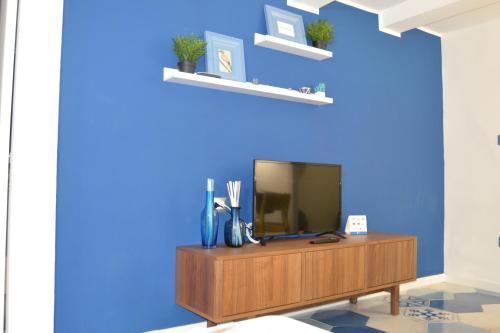 Be Blu Apartment - Tap to explore photos