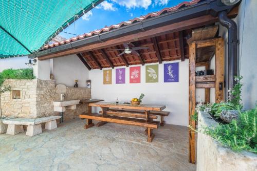 Holiday home Škrika - image 3