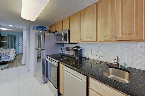 Beachfront Condo with Pools Hot Tubs & Lazy River condo - image 7