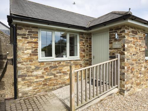 1 Coachman's Cottage, Hillfield Village, Hemborough Post