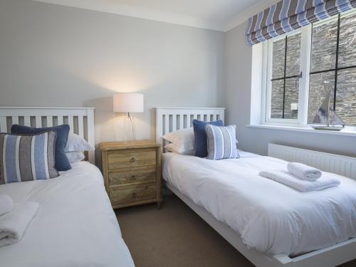 1 Coachman's Cottage Hillfield Village - image 3