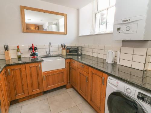 Flat 2 Galloway House - image 10