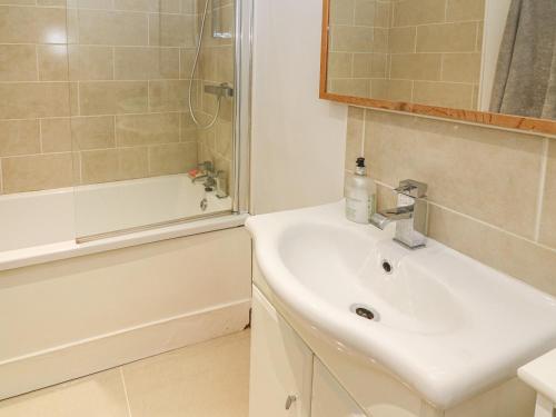 Flat 2 Galloway House - image 13