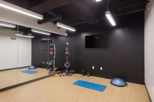 Comfy MW 1BR with Gym & WD by Zencity - image 6