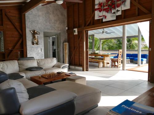 ห้องส่วนกลางสำหรับนั่งเล่น/ดูทีวี, VILLA ZENITUDE DES SALINES in แซ็ง-เฟลิกซ์