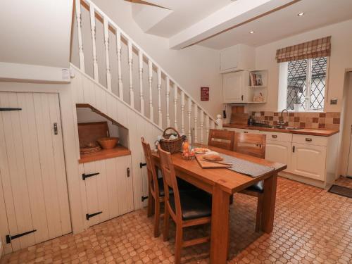 Laburnum Cottage - image 12