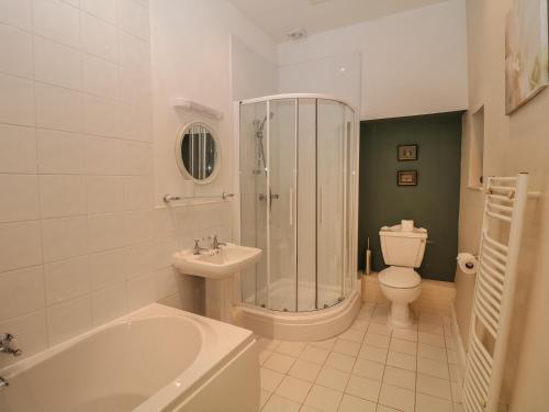 Laburnum Cottage - image 3