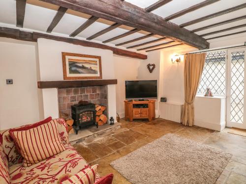 Laburnum Cottage - image 6