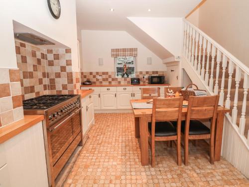 Laburnum Cottage - image 2