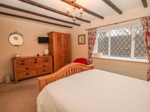 Laburnum Cottage - image 13