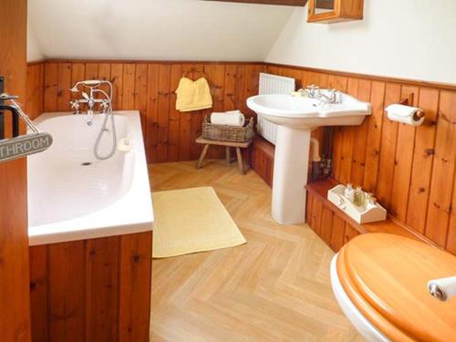 Quakers Cottage - image 6