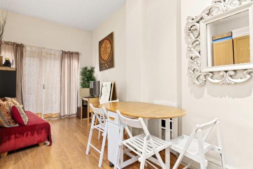 Spacious 3 Bed Flat with Balcony in Kensington for 6 people