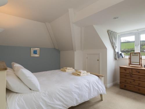 5 Chichester Court - image 10