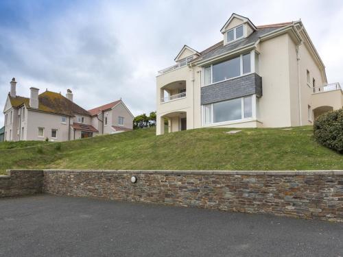 5 Chichester Court - image 8