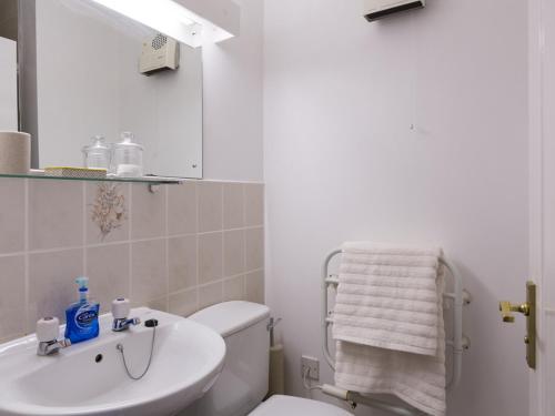5 Chichester Court - image 2