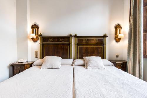 Superior Twin Room with City View image 9