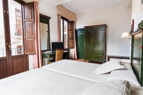 Superior Twin Room with City View image 3