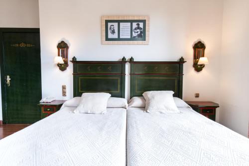 Superior Twin Room with City View image 4