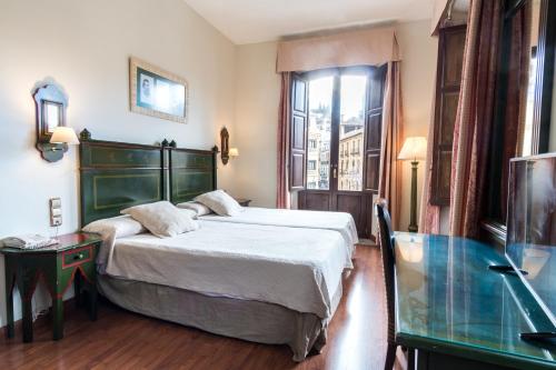Superior Twin Room with City View image 6